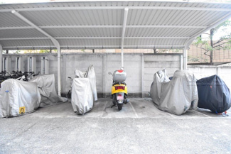 【駐車場】 | バイク置き場。空き区画の有無や駐輪料金、サイズおよび排気量規定などについては、改めてお問い合わせください。～即日のご見学可能～　お問合せはお気軽にどうぞ。
