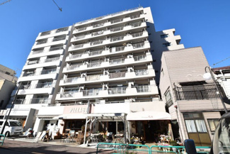 【外観】 | 青空によく映える建物です。手入れの行き届いた外壁やマンション正面エントランスなど、綺麗な姿をぜひ一度、現地にてご覧ください。～即日のご見学可能～　お問合せはお気軽にどうぞ。
