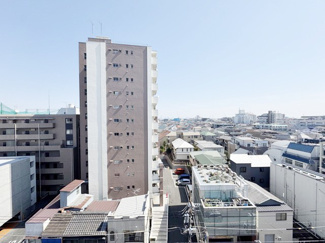 【展望】 | 眼前に広がる空の雄大さと、このお部屋の自慢の一つである「眺望」をご覧ください。毎日、この景色を独り占めできる新生活に夢が広がります。～即日のご見学可能～　お問合せはお気軽にどうぞ。