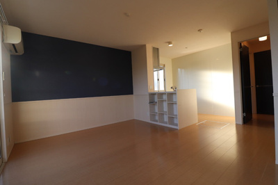 【キッチン】 | サニーフラット | 対面キッチンカウンターには収納棚がついています。