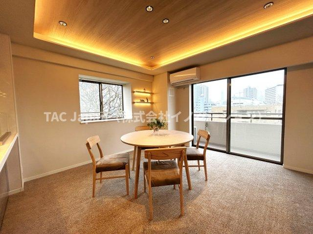 オーベル高田馬場の内装|～Dining Kitchen～動線が上手く考えられており、きっちりとキッチン、ダイニング、リビングと分けられるお部屋のつくりとなっております。