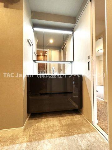 オーベル高田馬場の独立洗面台|【パウダールーム】
三面鏡タイプの洗面化粧台を採用し、キャビネット収納はぎっしり色々な物を収納でき下部収納もございます。シャワーヘッドタイプを採用しておりますのでお掃除など楽々できます。