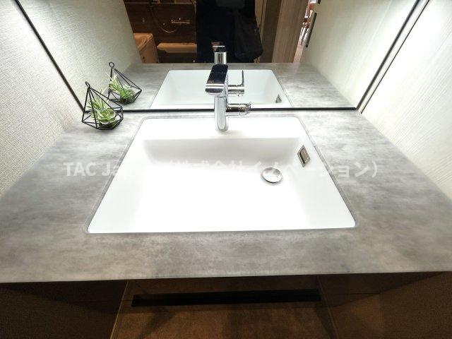 オーベル高田馬場の独立洗面台|人工大理石のシンクは、天板とのつなぎ目がなく、汚れ難さとデザインを両立しています。