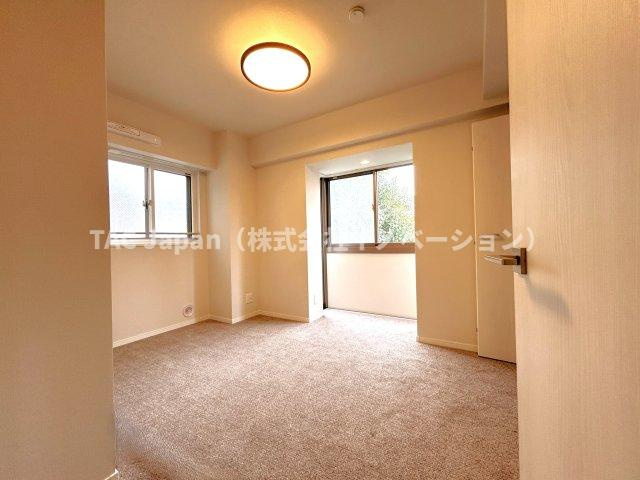 オーベル高田馬場の洋室|～Bed room～
バルコニーから陽当たりが差し込みますので、日中は電気など必要ない明るさとなっております。