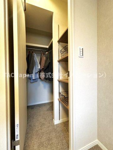 オーベル高田馬場の収納|～Bed room～
多くの人がお困りの住まいの収納。ウォークインクローゼットがあればタンスを置く必要がなく、出っ張りのないスッキリ空間を維持でき、限られたスペースを有効に活用できます。