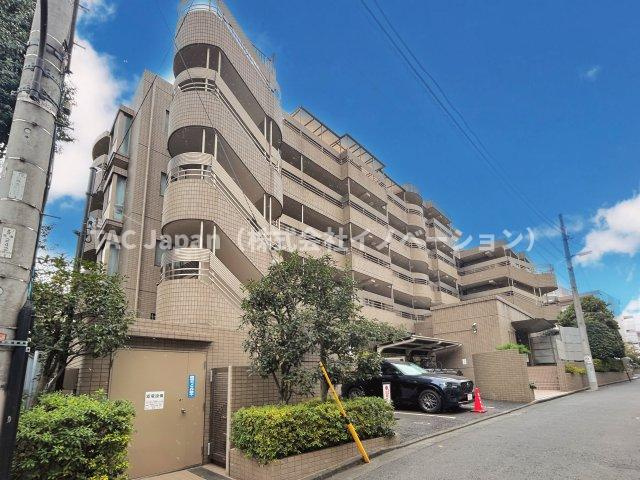 オーベル高田馬場の外観|青空に映えるこの雄大な佇まい。
陽当たり、立地、周辺環境など恵まれた好条件となっております。