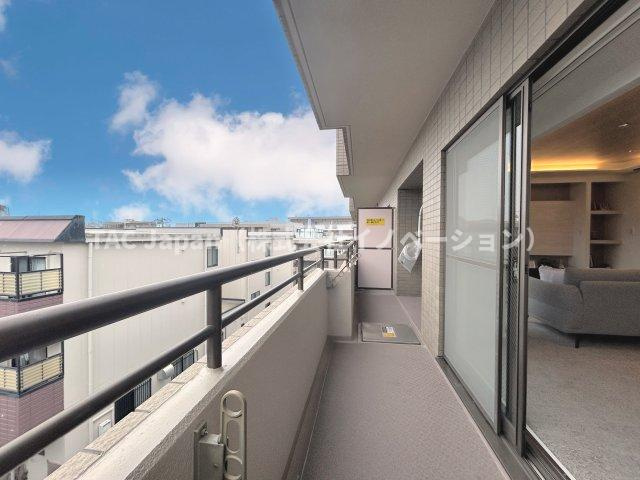 オーベル高田馬場のバルコニー|～Balcony～
気持ちの良い風を感じながら、眺望を楽しめるプライベートバルコニー。心が癒され、明日への活力が湧いてきます。