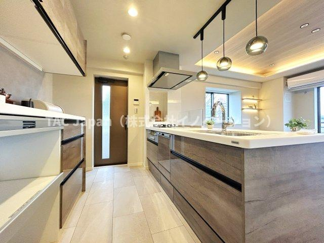 オーベル高田馬場のキッチン|とても広々としたキッチンスペース。作り付けの食器棚があり、収納もバッチリ。奥に見える扉はバルコニーへとつながる勝手口ですので、換気やごみ置きなどに活躍します。