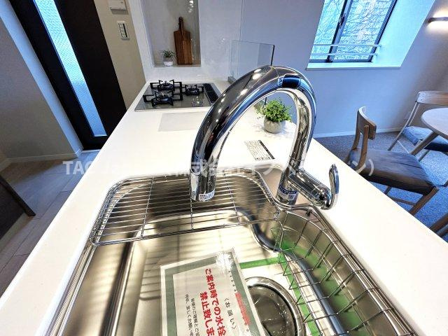 オーベル高田馬場のキッチン|グースネック型のタッチレス水栓。
ルックスの良さだけでなく、手で触れる機会も少ない為、きれいな状態を維持できます。