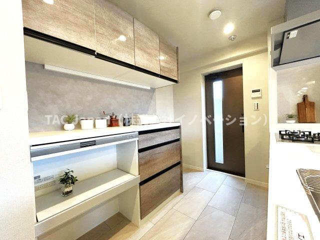 オーベル高田馬場のキッチン|作り付けのカップボードは家電置場を備えており、炊飯ジャーから出る蒸気を換気する仕組みになっております。