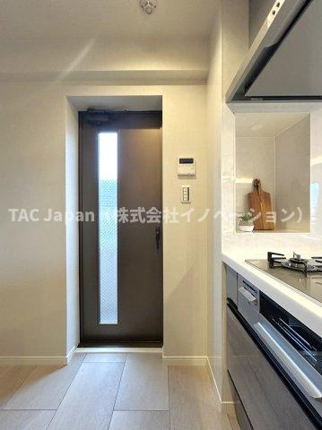 オーベル高田馬場のキッチン|マンションには非常に珍しい「勝手口」。角部屋ならではのゾーニングと採光。