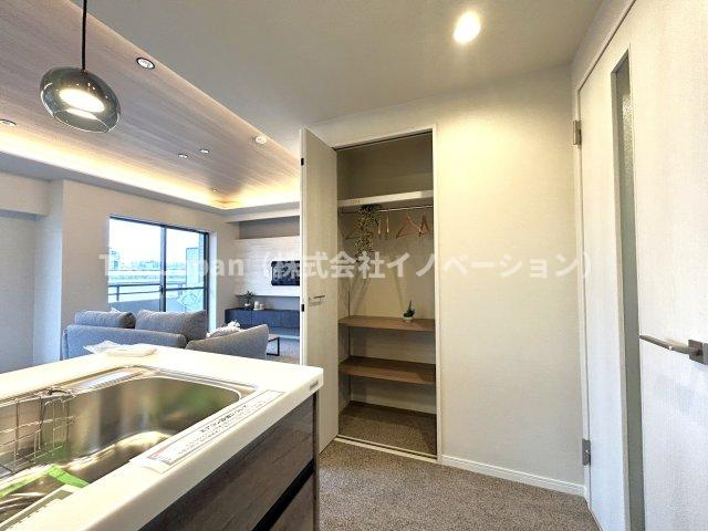 オーベル高田馬場の収納|キッチンの横には、たくさんの物を仕舞える収納がございます。
リビングをすっきりと使うことができそうですね。