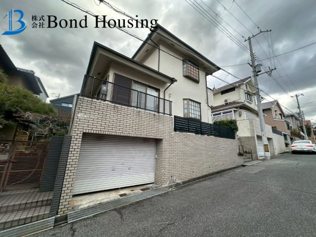 住友林業施工の中古戸建　潤和　築36の前面道路含む現地写真