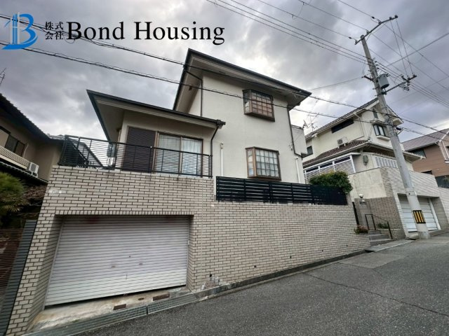 住友林業施工の中古戸建　潤和　築36の前面道路含む現地写真