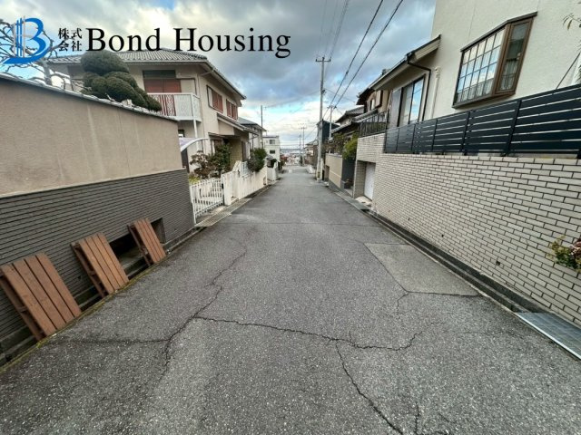 住友林業施工の中古戸建　潤和　築36の前面道路含む現地写真