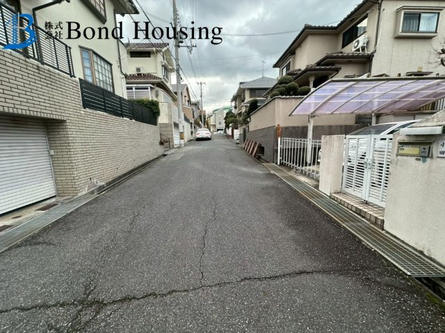 住友林業施工の中古戸建　潤和　築36の前面道路含む現地写真