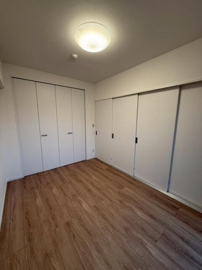 【洋室】 | ルネッサンス２１リバーサイド城南 | 各部屋にはクローゼットを完備しています！収納が多いお家はすっきりして快適空間です