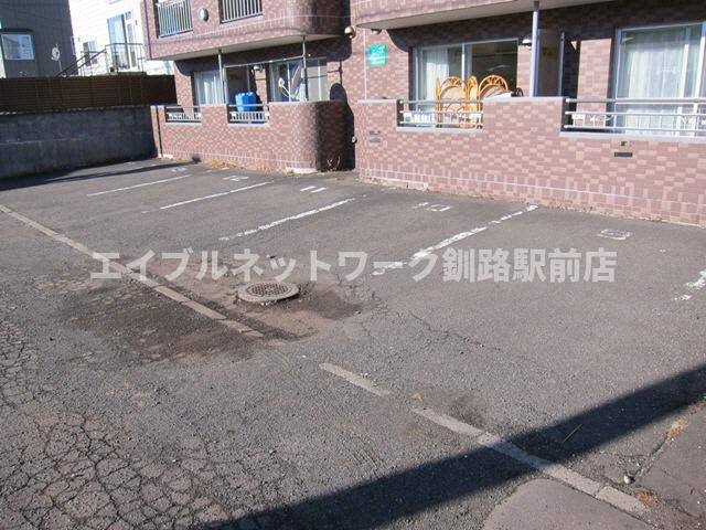 クレステージ若竹の駐車場