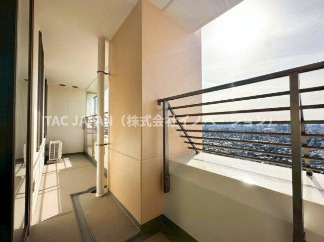 ステーションガーデンタワーのバルコニー|リビングと全てのお部屋をつなぐ開放的南西向きインナーバルコニー。ロケーションの良さはもちろん、風通しも良く不思議と空が近く感じられます。