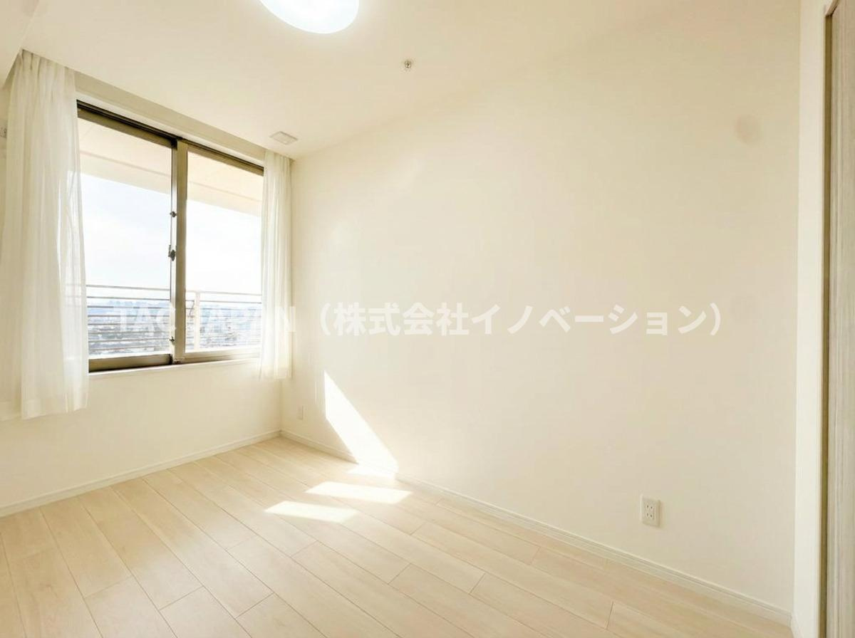 ステーションガーデンタワーの洋室|バルコニー越しにすばらしい眺望が広がる約5.0帖の洋室。すべてのお部屋にクローゼットを備えていますので広さを問わず快適にお過ごしいただけます。