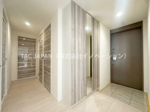 ステーションガーデンタワーの玄関|日頃からスッキリ使いたい玄関スペースには姿鏡付きの天井まで届く大きなシューズクローゼットを完備。明るく清潔感ある上質な空間が演出されています。