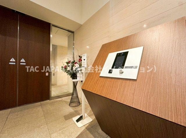 ステーションガーデンタワーのエントランス|非接触機能付きWオートロックシステム完備のエントランス。清潔感あるエントランスからも管理状態の良さが伺えます。