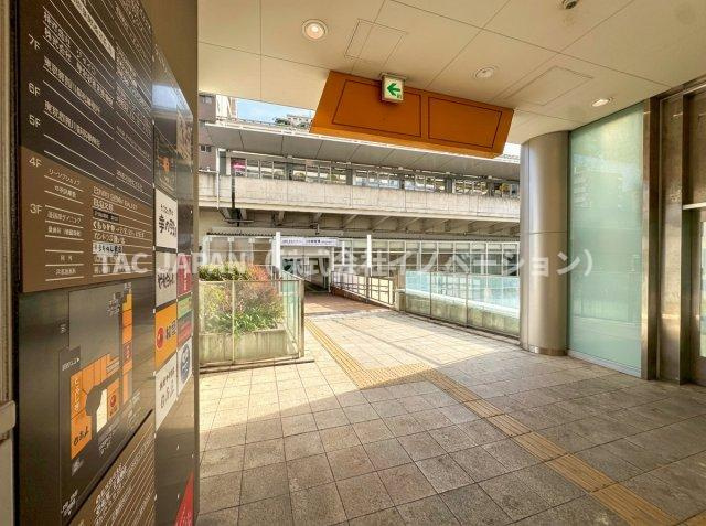 ステーションガーデンタワーの外観|JR日暮里駅直結、地上40階建の大規模タワーマンション。山手線・京浉東北線など複数路線利用可能。周辺には商業施設が充実し、パノラマ眺望も楽しめるステーションガーデンタワー。雨天時も濡れずにアクセス。