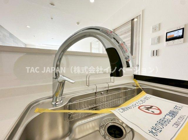 ステーションガーデンタワーのキッチン|【タッチレスシャワー栓】
調理中でも手をかざせばふれることなく操作ができる便利なタッチレス水栓。