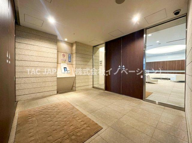 ステーションガーデンタワーのエントランス|非接触機能付きWオートロックシステム完備のメインエントランス。清潔感あるエントランスからも管理状態の良さが伺えます。