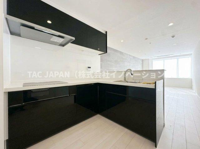 ステーションガーデンタワーのキッチン|食事の時間がバラバラでも最後の人がスイッチを入れれば洗い物が完結できるビルトイン食器洗浄乾燥機やタッチレス浄水シャワー栓、生ゴミを粉砕できるディスポーザー、IHコンロを備えた新品システムキッチン。