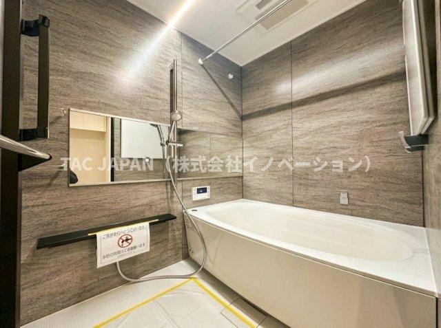 ステーションガーデンタワーの浴室|ワンタッチでお湯張りや追炊ができるオートバスと足を伸ばせる浴槽で24時間いつでも快適にリフレッシュできる新品浴室。雨のお洗濯や日頃のメンテナンスなどに役立つ浴室換気乾燥機もしっかり完備。