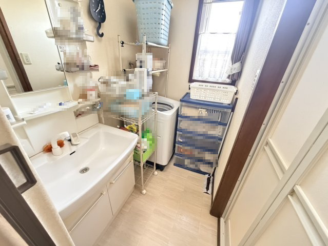 揖斐郡池田町市橋（広神戸駅）2階建　4LDKの独立洗面台|入居中の写真のため荷物があります