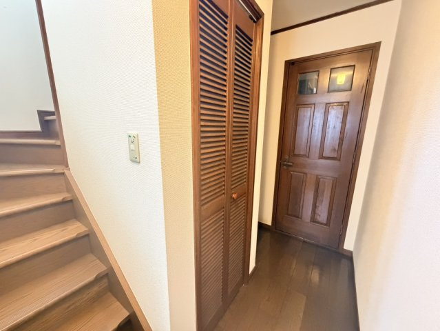 揖斐郡池田町市橋（広神戸駅）2階建　4LDKの収納|階段下収納