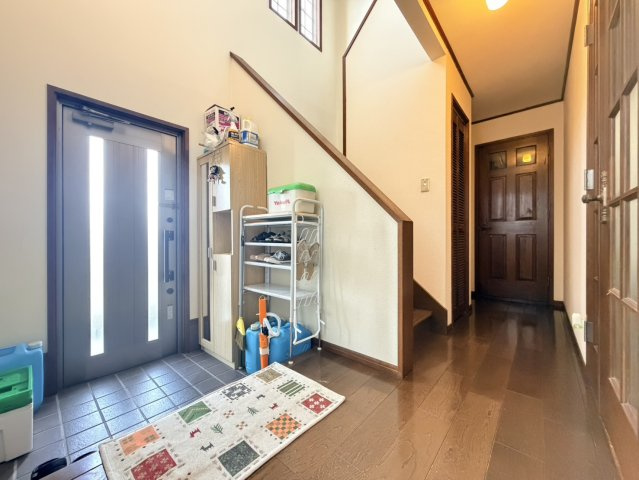 揖斐郡池田町市橋（広神戸駅）2階建　4LDKの玄関|入居中の写真のため荷物があります