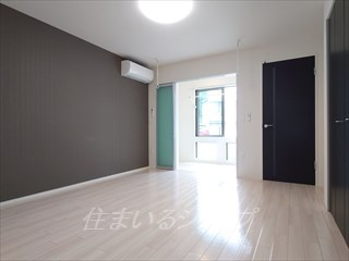 Ｈｉｌｌ　Ｖｉｌｌａｇｅの居間・リビング|エアコン付き