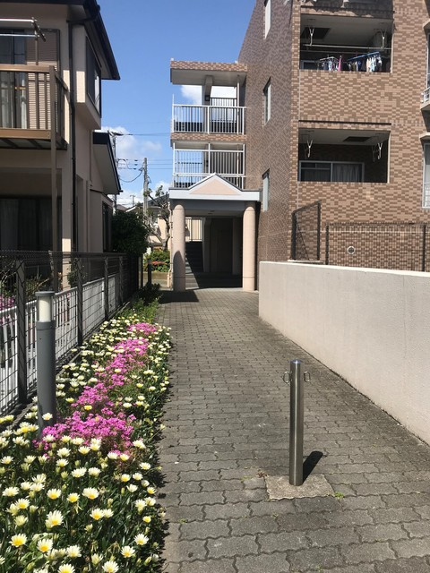 シャトレ山手台のエントランス|バルコニー側エントランス　※現況優先