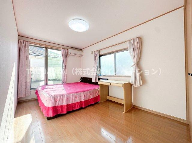 古千谷本町の良邸の洋室|【Room 1】
キングサイズのベッドを配しても余裕が感じられる南向きの明るい主寝室（約7.25帖）。バルコニーと大きなクローゼットが魅力です。