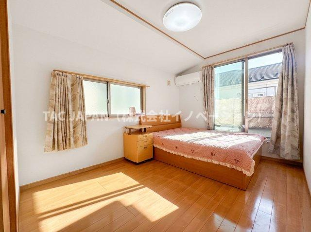 古千谷本町の良邸の洋室|【Room 2】
バルコニーに面し朝日がふんだんに注ぐ約6.25帖の洋室には衣装ケースや段ボールのままでも荷物を入れられる大きなウォークインクローゼットを完備しています。