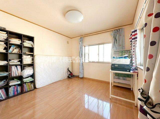 古千谷本町の良邸の洋室|【Room 3】
朝日が注ぎ道路を望むロケーションが魅力の洋室（約6.13帖）。全てのお部屋が2面採光と収納完備ですので広さを問わず快適にお過ごしいただけます。