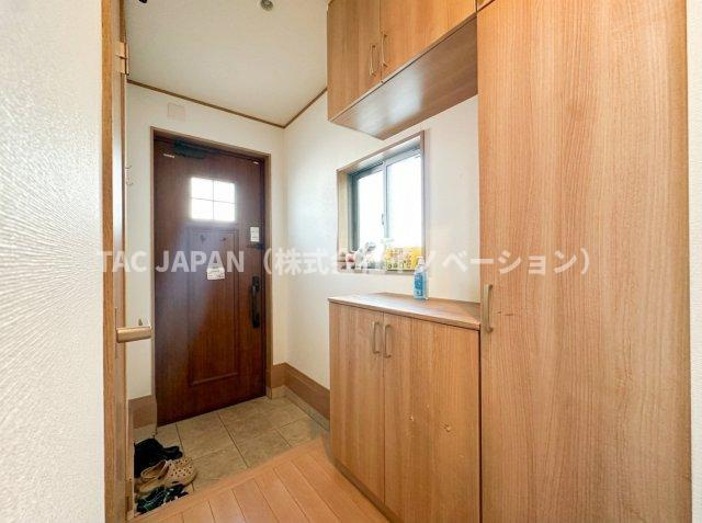 古千谷本町の良邸の玄関|日差しが注ぐ明るい玄関スペースには天井まで届く大きなシューズボックスを完備していますので日頃からスッキリお使いいただけます。