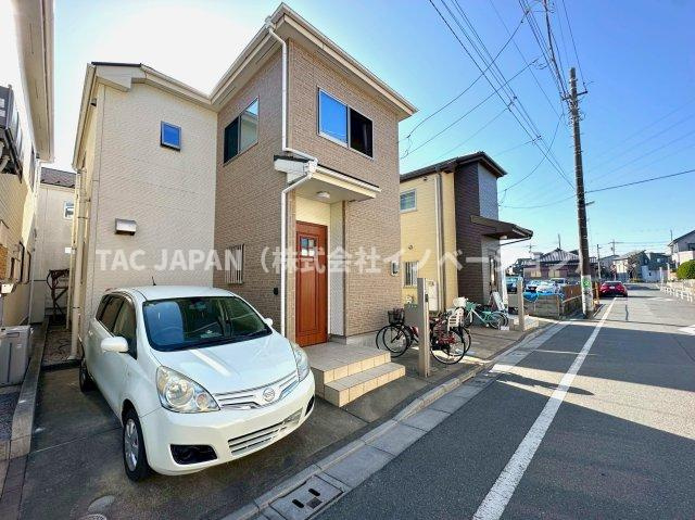 古千谷本町の良邸の駐車場|【カースペース】
大きな車でも余裕で停められる約5m×約2.7mのカースペース。交通量の少ない幅約7.4mの道路に面していますので車の運転が苦手な方でも落ち着いて出し入れ可能です。