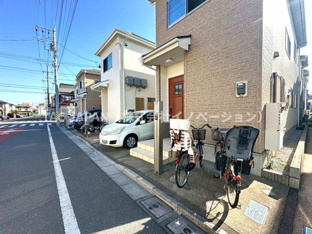 古千谷本町の良邸の前面道路含む現地写真|【便利な駐輪スペース完備】
ご家族分の駐輪スペースを確保したゆとりある設計が光ります。