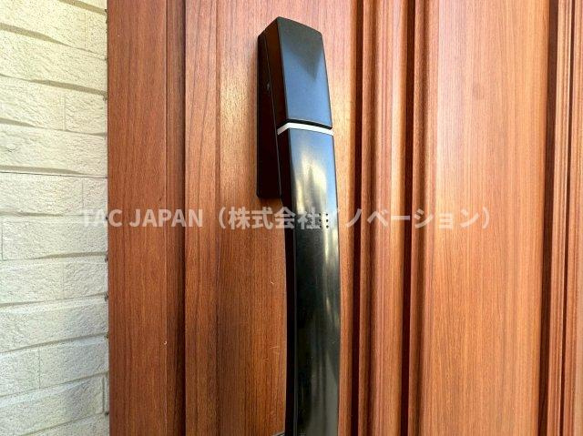 古千谷本町の良邸の防犯設備|【カードキー】
荷物が多くても玄関ドアノブにカードキーを近づけると解錠できる大変便利なシステム。