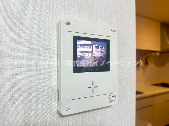 古千谷本町の良邸の防犯設備|【カラーモニター付インターホン】
リビングから来訪者の確認ができる「カラーモニター付インターホン」は現代防犯の要。
