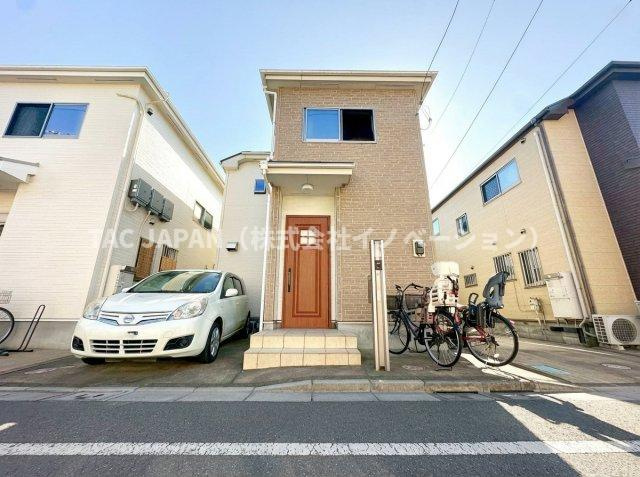 古千谷本町の良邸の外観|【2014年築・4LDK】
日暮里舎人ライナー「舎人駅」から徒歩14分。落ち着いた住環境が広がる古千谷本町の街並の中で築後約12年の時を経ても色褪せることなく存在感をアピールしています。