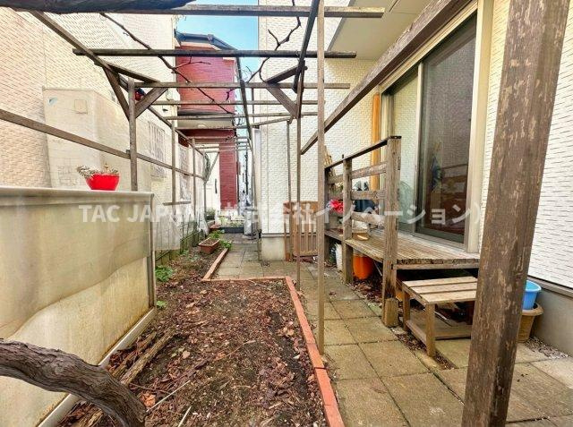 古千谷本町の良邸の庭|【ゆとりある南庭】
四季折々の彩りが楽しめるパーゴラのあるお庭。家庭菜園からブドウやゴーヤなどの育成にも適しています。