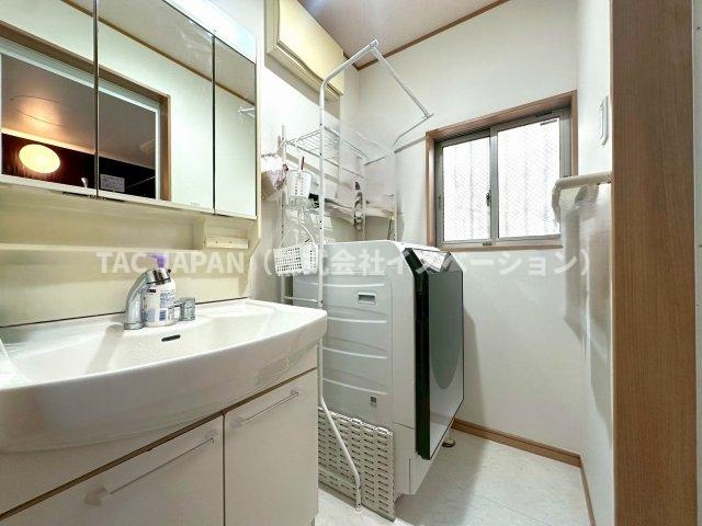 古千谷本町の良邸の洗面所|【Washroom】
大型の洗濯機を置いても余裕が感じられる脱衣スペースにはつなぎ目がなくお手入れが楽なシームレスタイプのお洒落な洗面ユニットを完備しています。