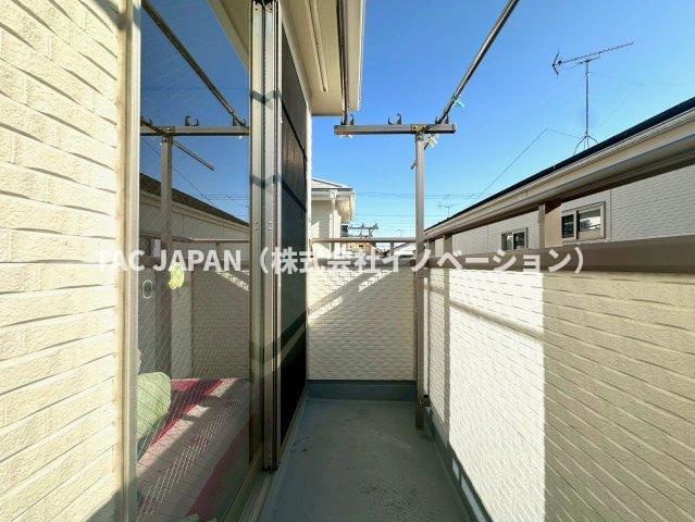古千谷本町の良邸のバルコニー|【Balcony】
不思議と空が近く感じられる南向きワイドバルコニー。2部屋に面していますのでにぎやかなご家族様でもお洗濯には困りません。