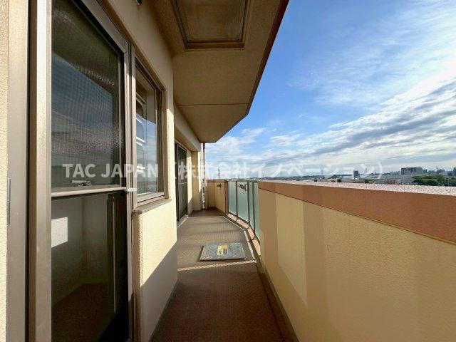 セレナハイムパークステージ桶川のバルコニー|不思議と空が近く感じられる日当たりの良いワイドバルコニー。非常に気温が高い日の撮影でしたが、心地よい風を感じながら望むロケーションの良さに思わず立ち止まって眺めてしまいました。