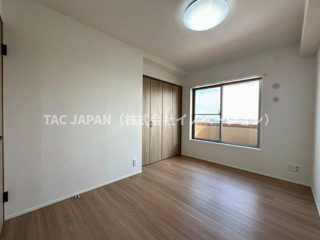 セレナハイムパークステージ桶川の洋室|大きなクローゼットを備え開放的なサービスバルコニーに面した約５．６帖の洋室